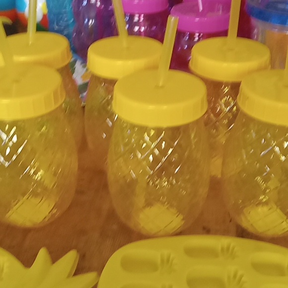 8 pineapple plastic tumblers with straw 2 pineapple ice trays - Picture 2 of 4
